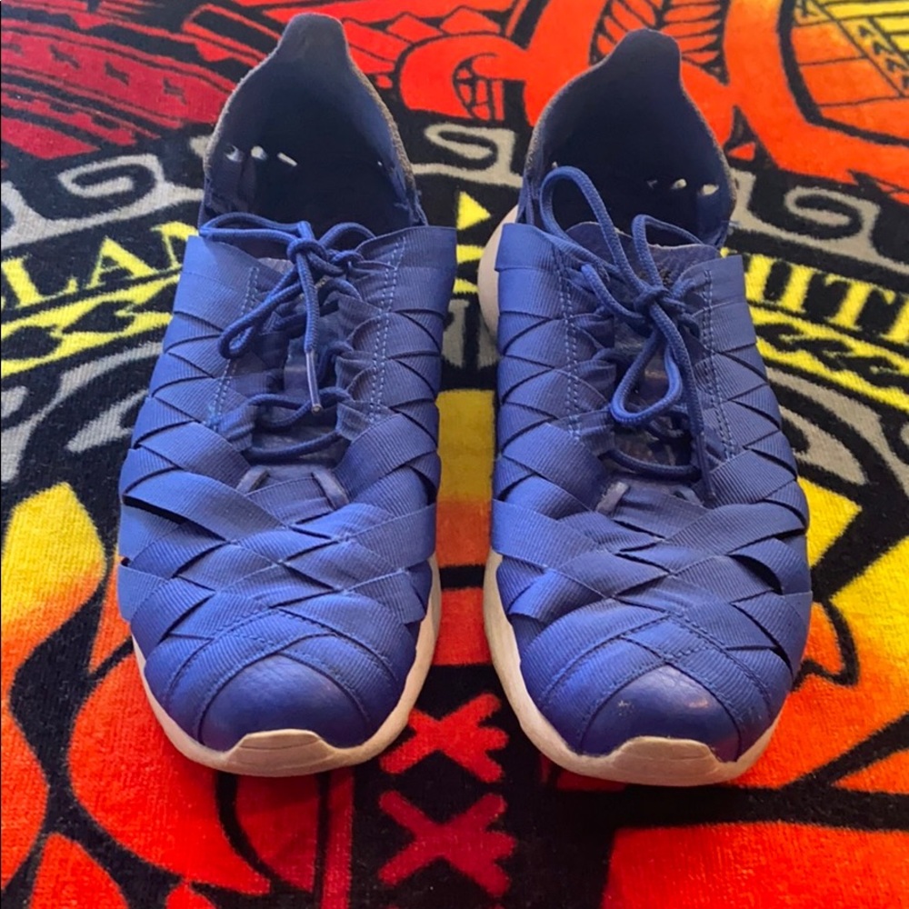 Nike women's juvenate woven coastal blue/white